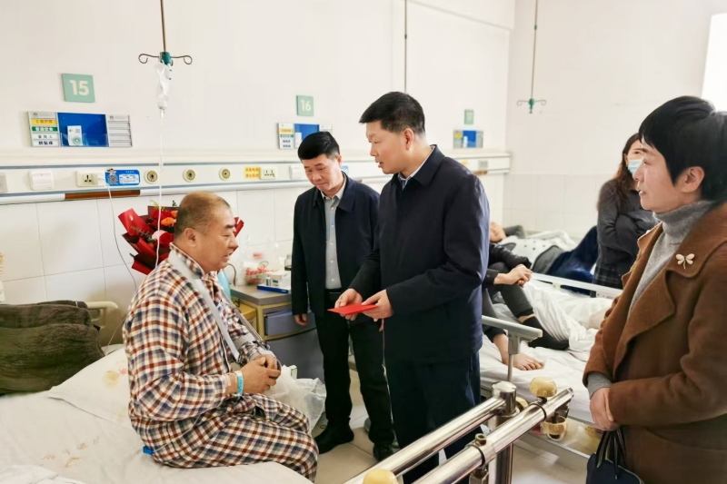 荆平深入陕西地矿一队走访慰问困难党员和困难职工